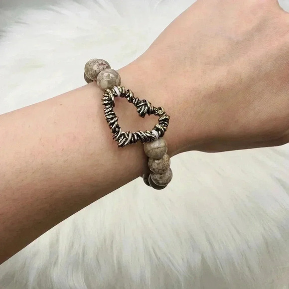 Delicate Stone Beads Hollow Heart Bracelet in Brown Gray - Picture 3 of 5